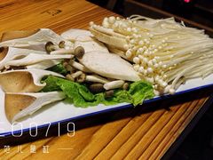 -野山舂·贵州现舂酸汤火锅(鸿通城店)