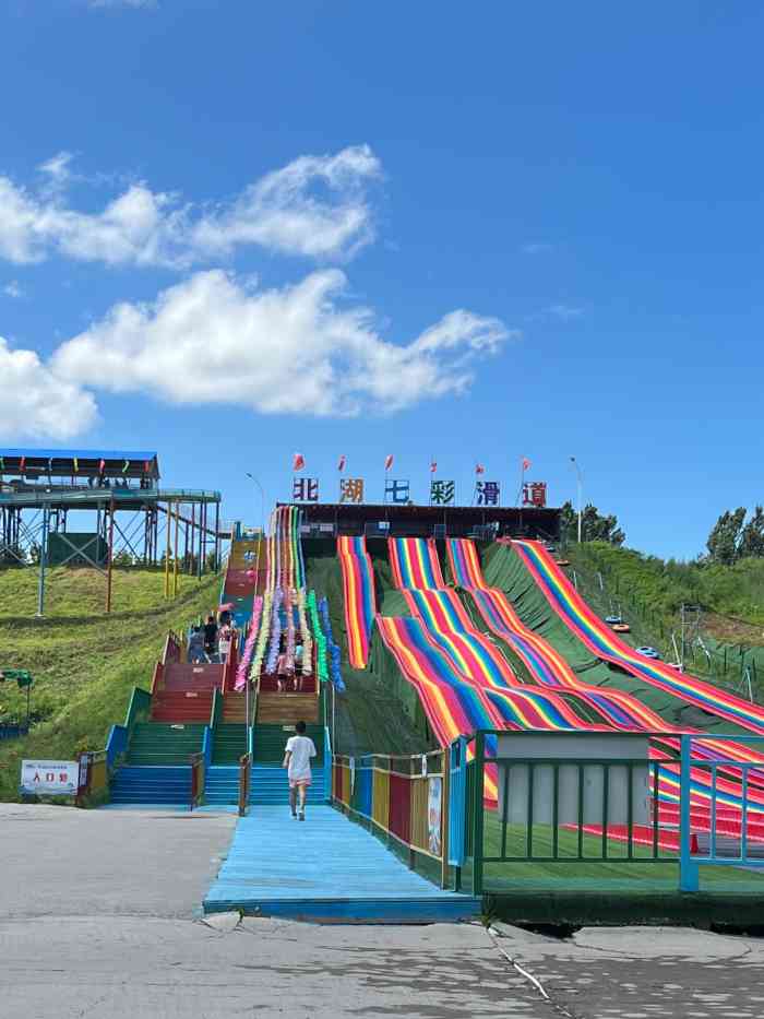 521米滑道+24条装备畅玩无忧 “冰长城”超级冰滑梯开建