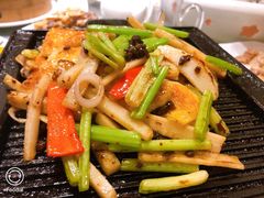 香芹锅烧墨鱼饼-山泉公馆酒家(广州东站店)
