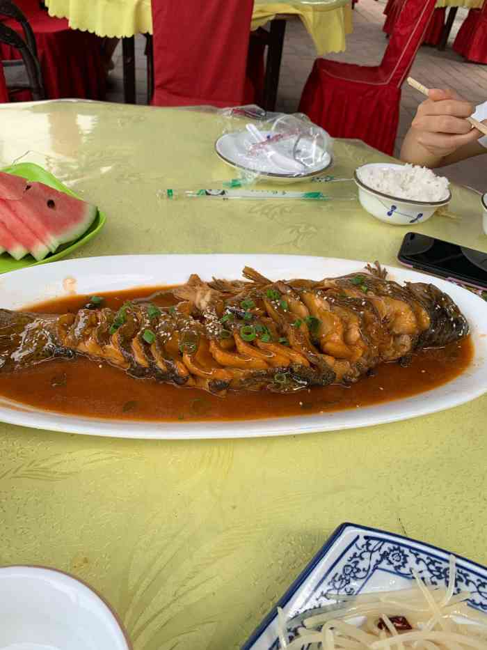 建社鱼庄(管坪店"环境一般,饭菜味道一般,价格贵贵.