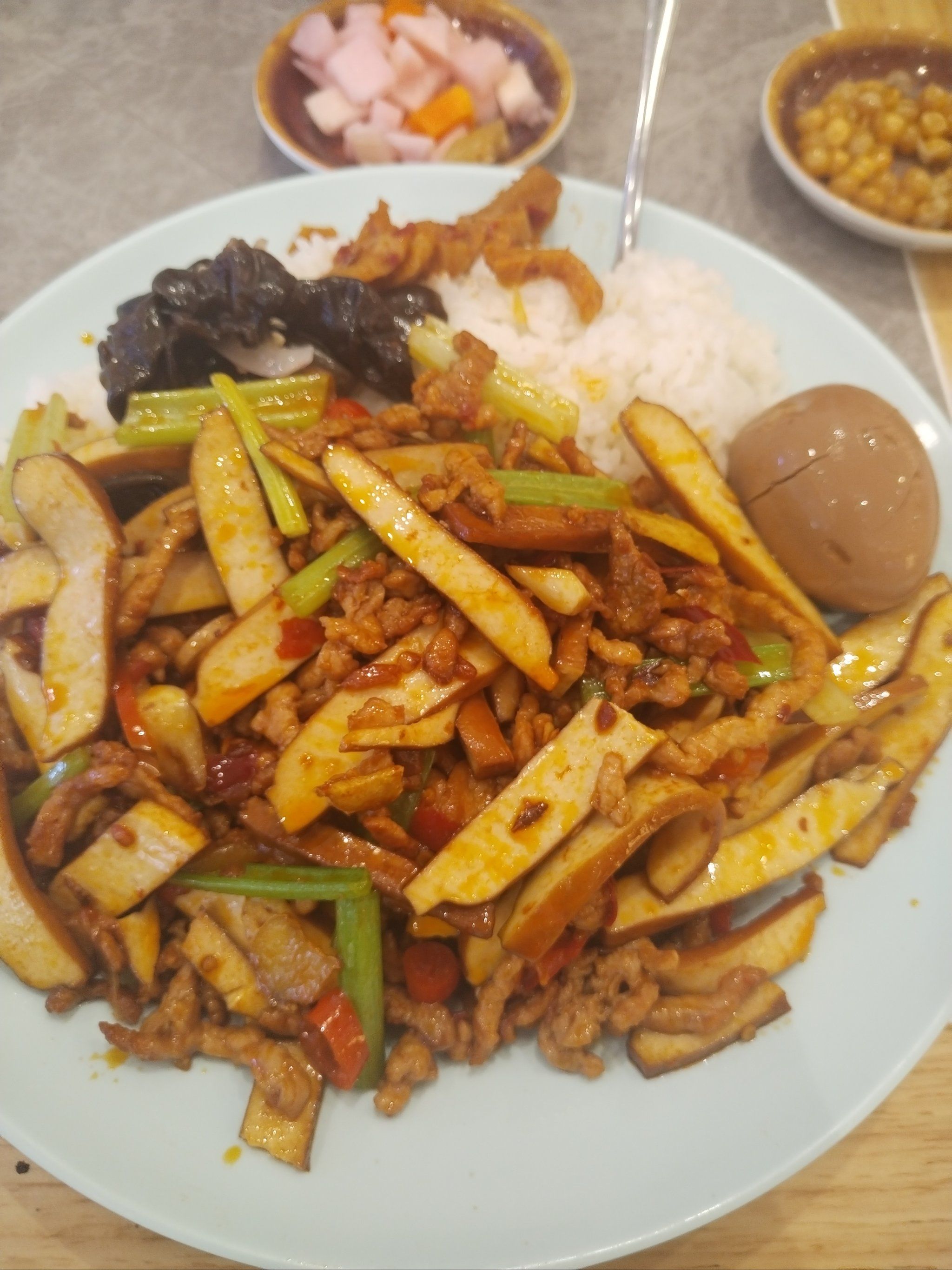 相比来说我更喜欢青椒肉丝盖饭,真的不错,一定要试试!