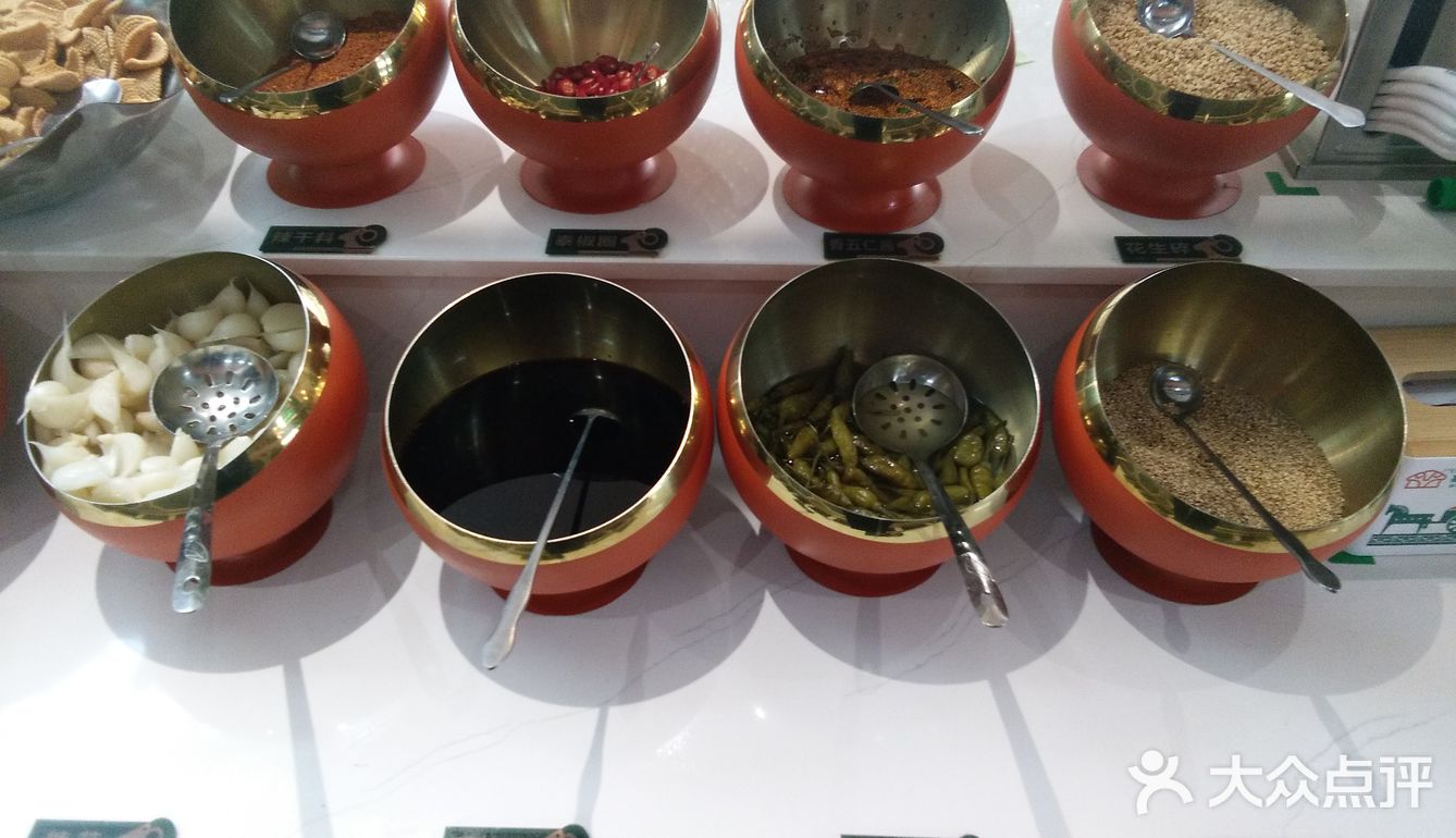 一串十二月元的三串烤肉最好吃一个个可以吃的很饱啊!