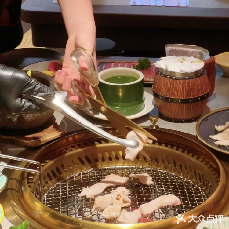 在揭阳🔻发现了懒癌星人烤肉店！全程帮烤！