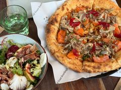 白味增厚切三文鱼披萨-O'mills Sourdough Bakery&Bistro(永嘉路店)