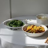 先把里脊肉裹上淀粉鸡蛋在锅里炸一下