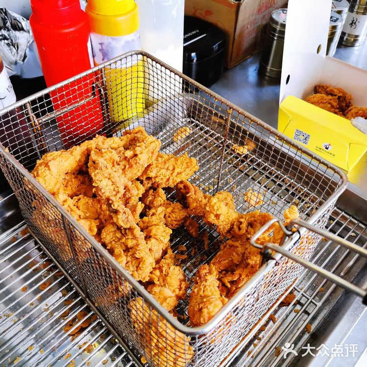 看着脏兮兮的外卖厨房店，炸鸡味儿到是不错哈