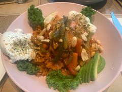 煎三文鱼牛油果波蛋藜麦饭-乔泰勒JOETYLER西餐厅(曲江店)