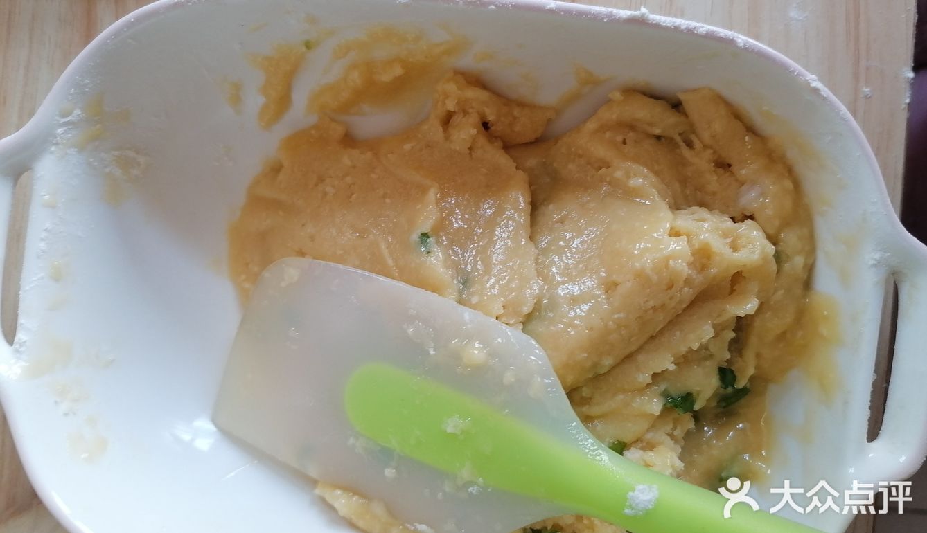 将油分次加入并打发至乳化状态