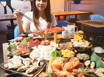 巴掌大的龙虾钳真的很难不爱️无限畅吃小烧烤!