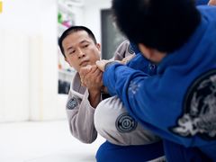 -菠萝格斗巴西柔术训练馆