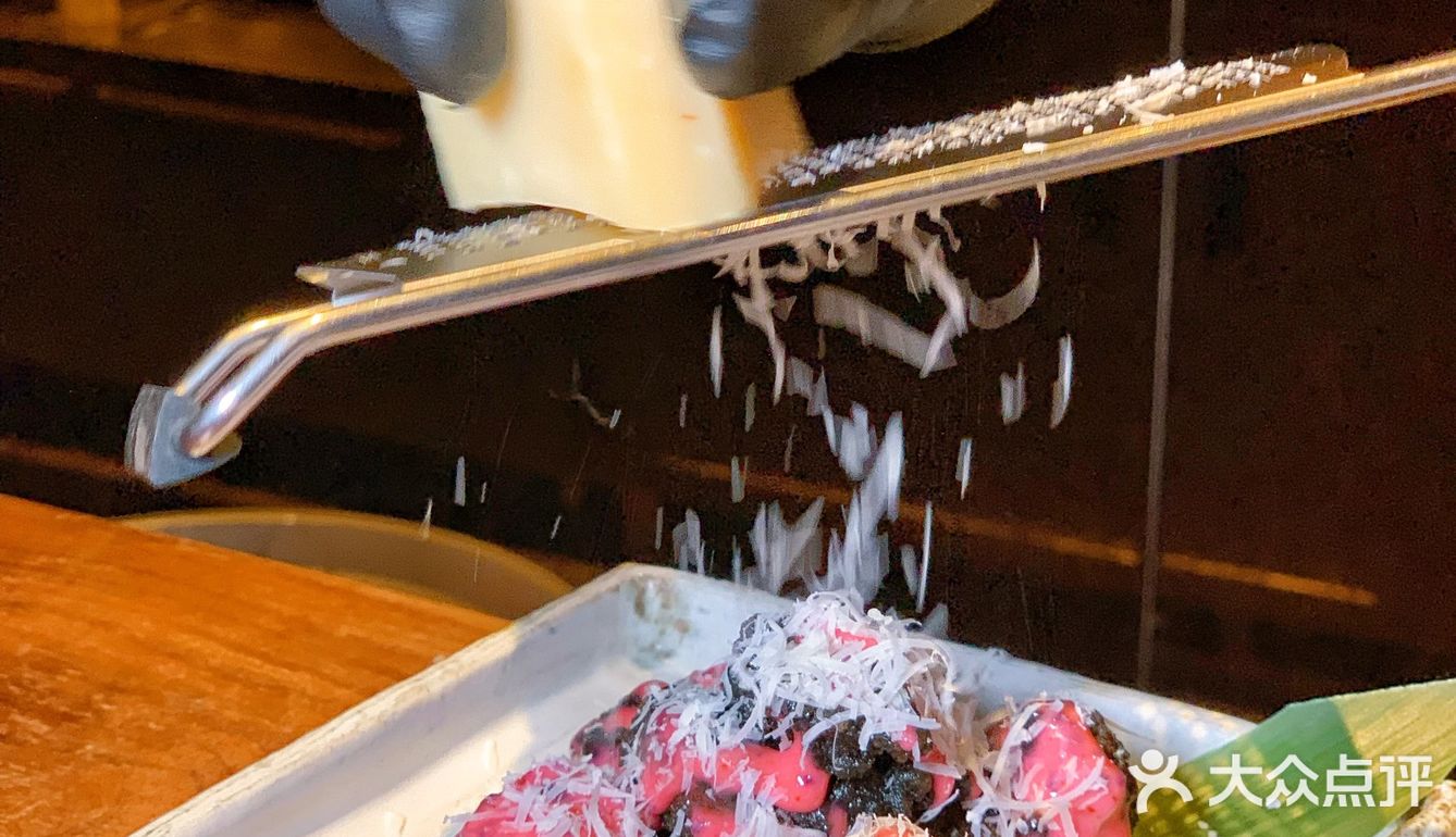 在日落的余晖中，来三里屯品味新中式美食！