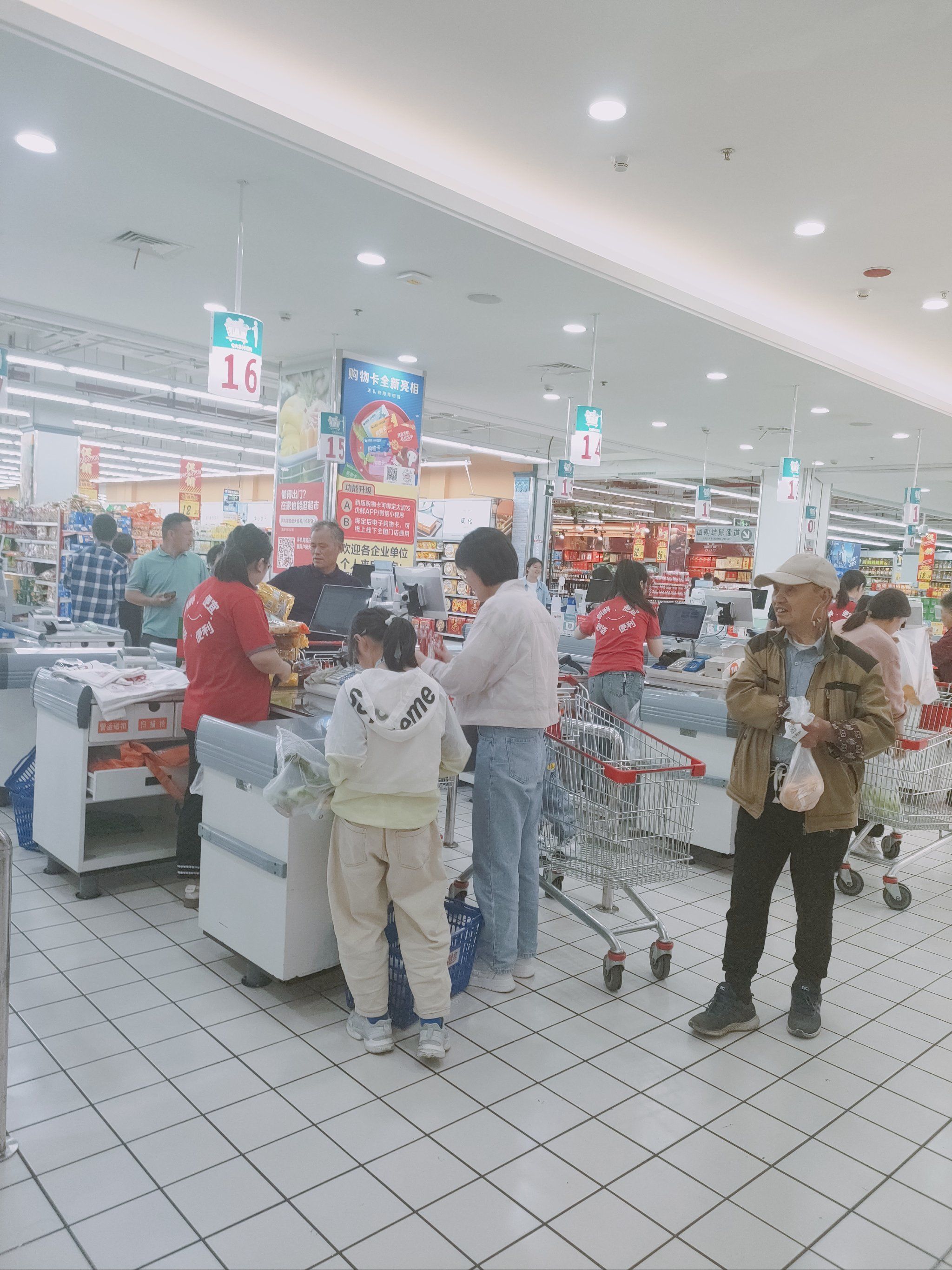 大润发是全国连锁的大型超市,商品齐全,卫生环境好