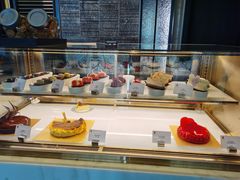 面包甜点陈列柜-苏宁钟山国际高尔夫酒店大堂酒廊