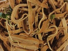 豆腐皮拌香椿苗-老牌坊鲁菜名店(美莲广场店)