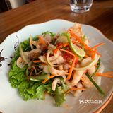 店里的免费柠檬水杯里还有一根胡萝卜