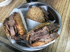 烧饼夹肘子肉-老四烧饼铺(丽源路店)
