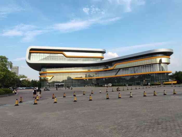 01十一号线上海汽车城站下来一号口出去走过去大概十分钟左右不算远