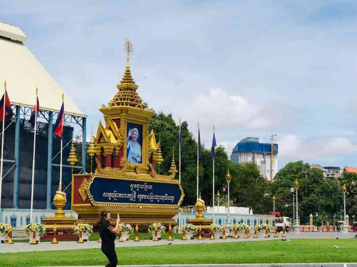 royal palace park-"国王行宫门前就是皇家公园,地方一般大吧,.