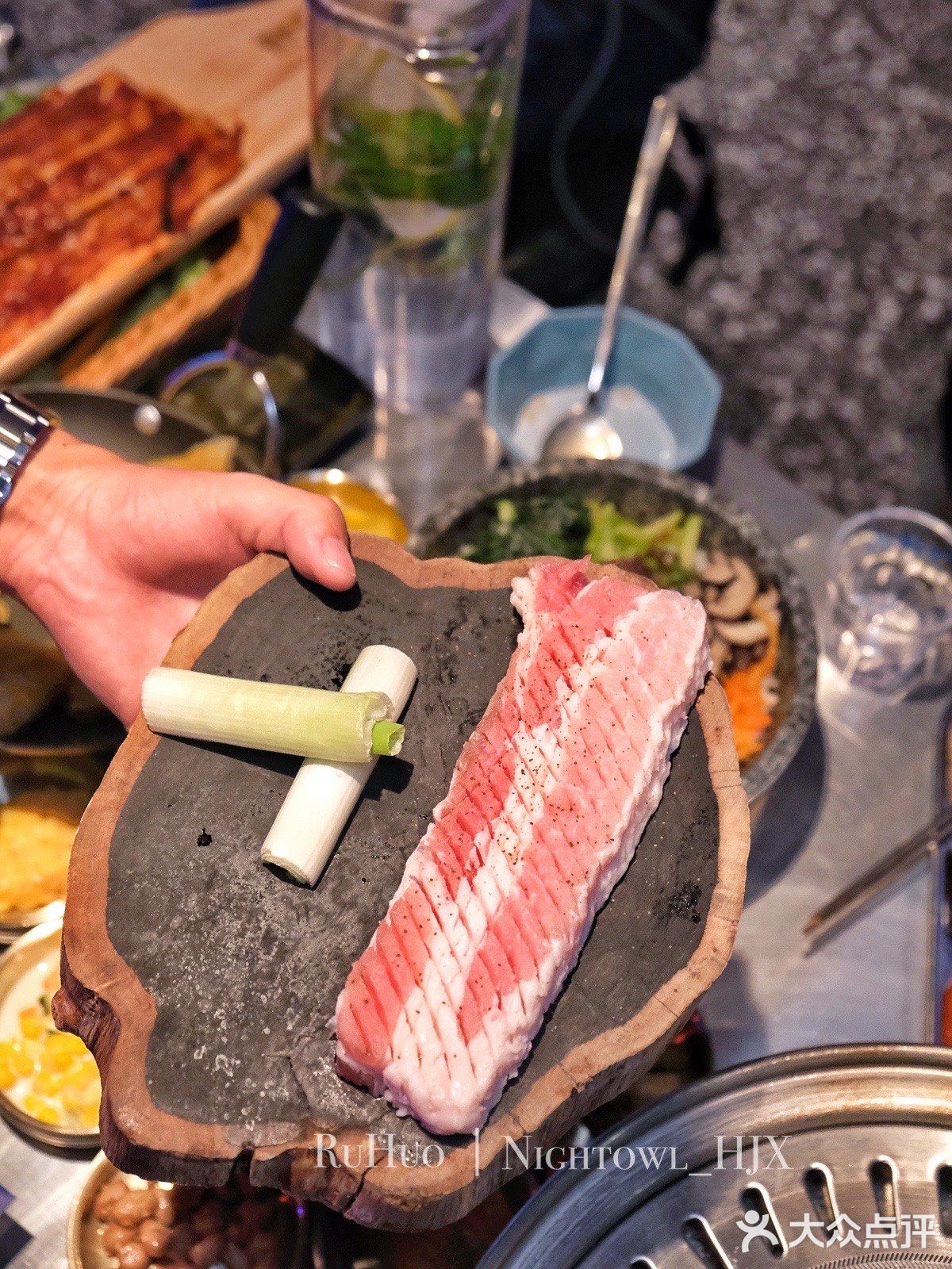 惊‼️这家烤肉店小哥哥颜值可太高了吧