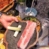 惊‼️这家烤肉店小哥哥颜值可太高了吧