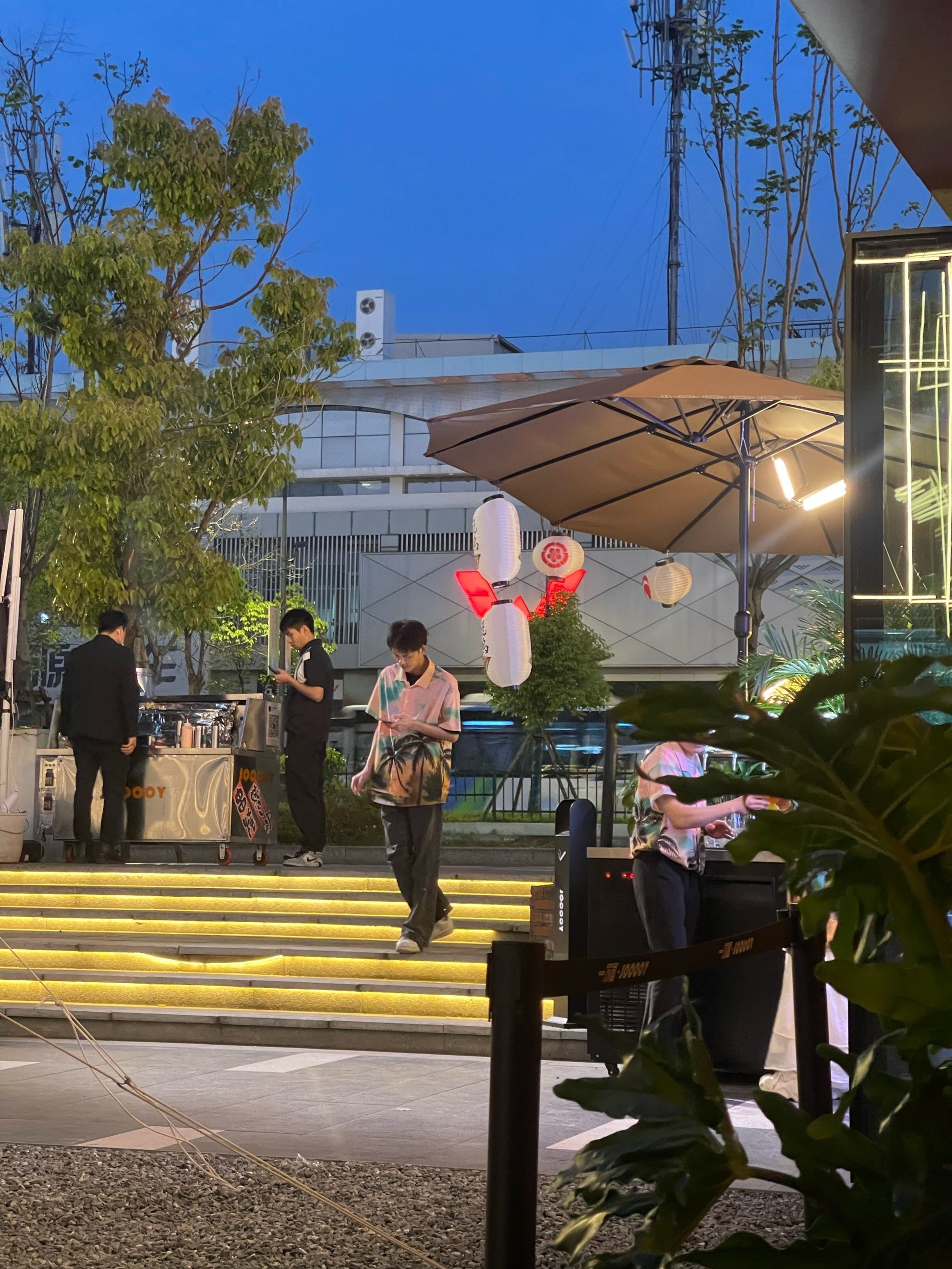 夜色中的露天酒吧,真惬意啊98