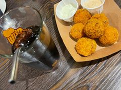 炸手撕猪肉球-瑞食酒馆 La Taverne Suisse