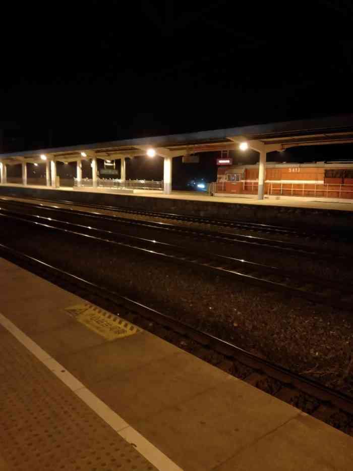 车站照片晚上图片
