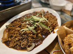 海鲜炸酱面-富乐满韩国正宗炸鸡韩国料理(虹泉路店)