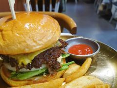 炭烤肥牛牛肉堡-魏斯理汉堡(西安沣东吾悦店)