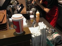 美眉在认真制作-星巴克(深圳海岸城4楼店)