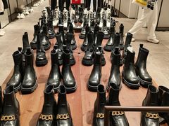 -URBAN REVIVO(高德置地广场·春广场店)