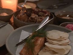 烟熏三文鱼配烤饺子皮和芥末籽酱-BOR Eatery(安福路店)