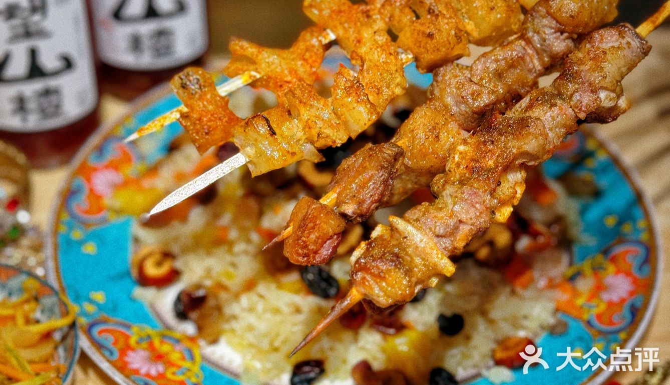 手抓饭配羊肉串，满口飘香的满足[调皮]