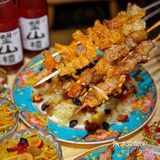 手抓饭配羊肉串，满口飘香的满足[调皮]