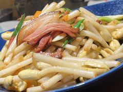 花生芽炒腊肉-天宜阿尔巴斯餐馆