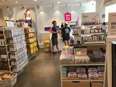 -名创优品(北京新中关购物中心地铁层店)