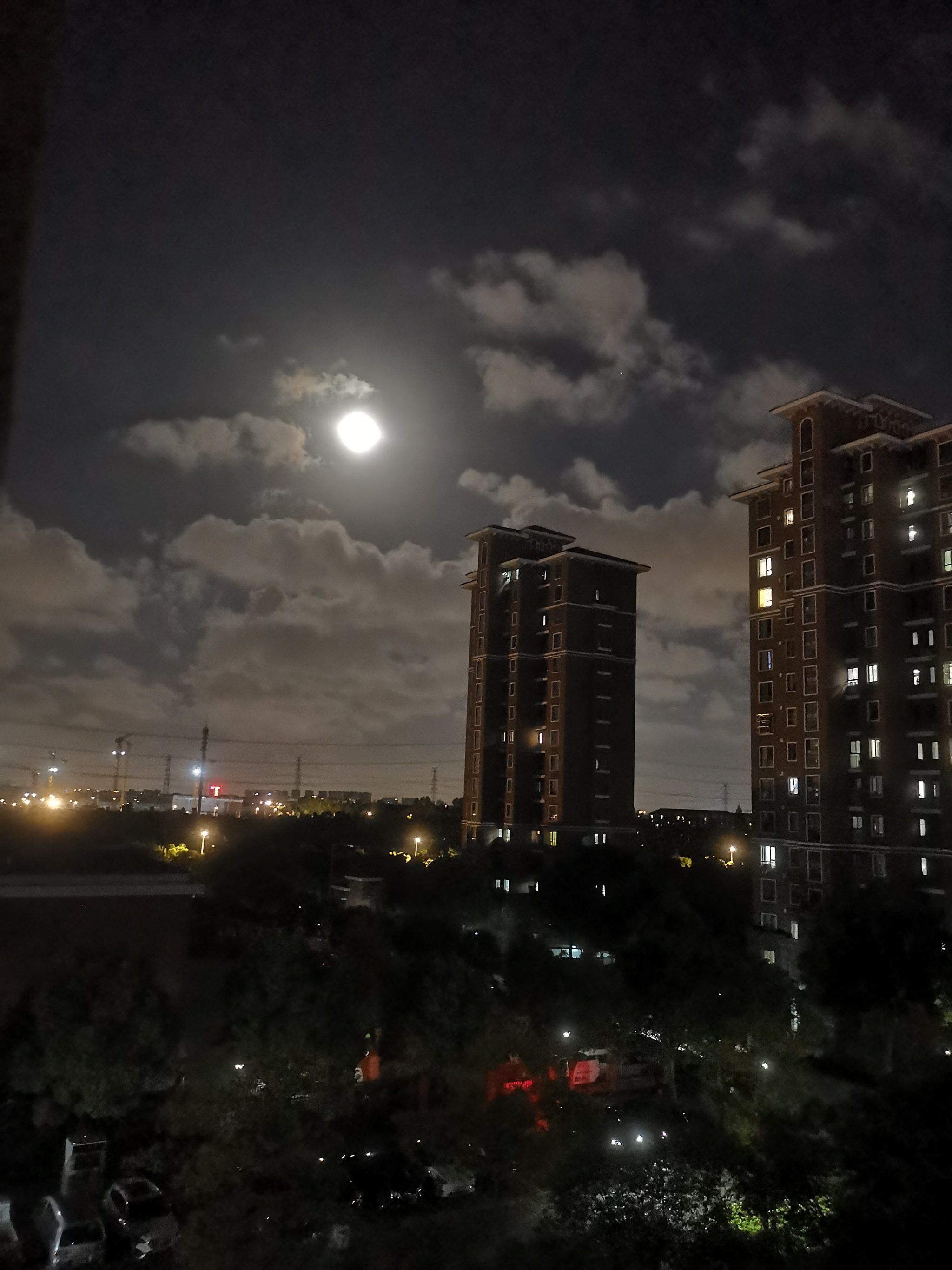 十五的月亮又大又圆
