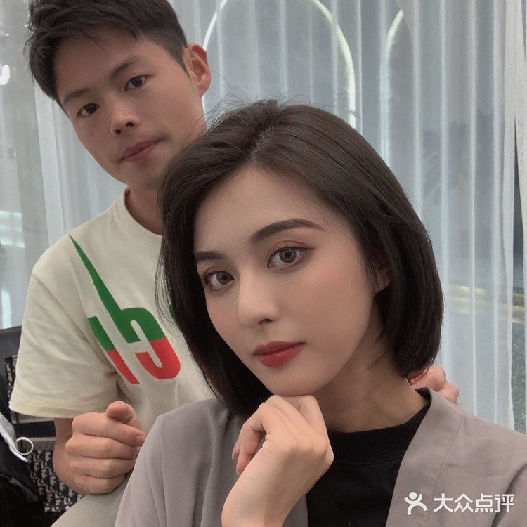 很火的广州校花胡森妹妹在长沙，烫头发、染头发、剪头发💇