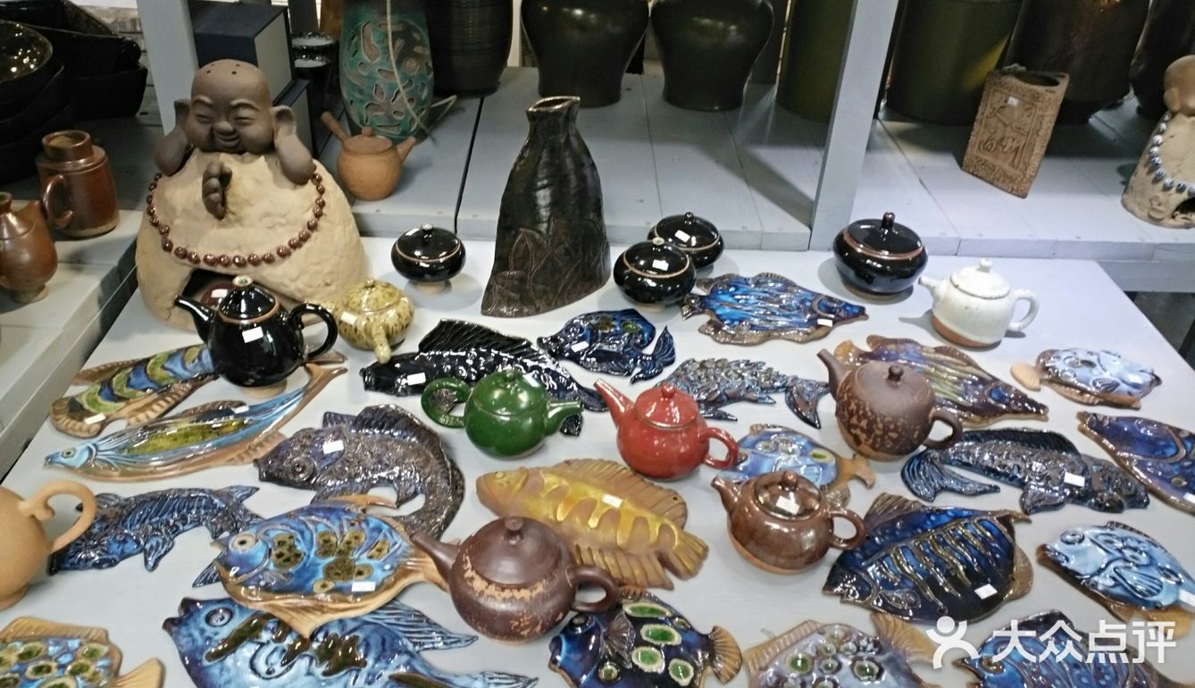 小孩子比较多，但是二楼和户外还是值得拥有一天的时光的
