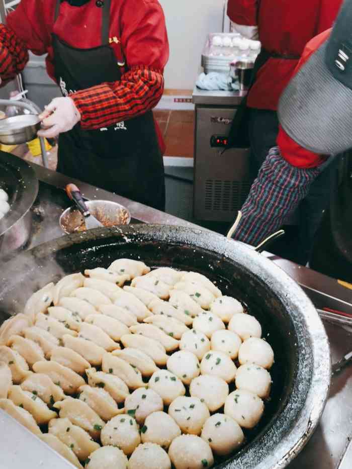 吴江路生煎锅贴大王-"生煎和锅贴是绕不开的美食,碳水啦油啦统统.