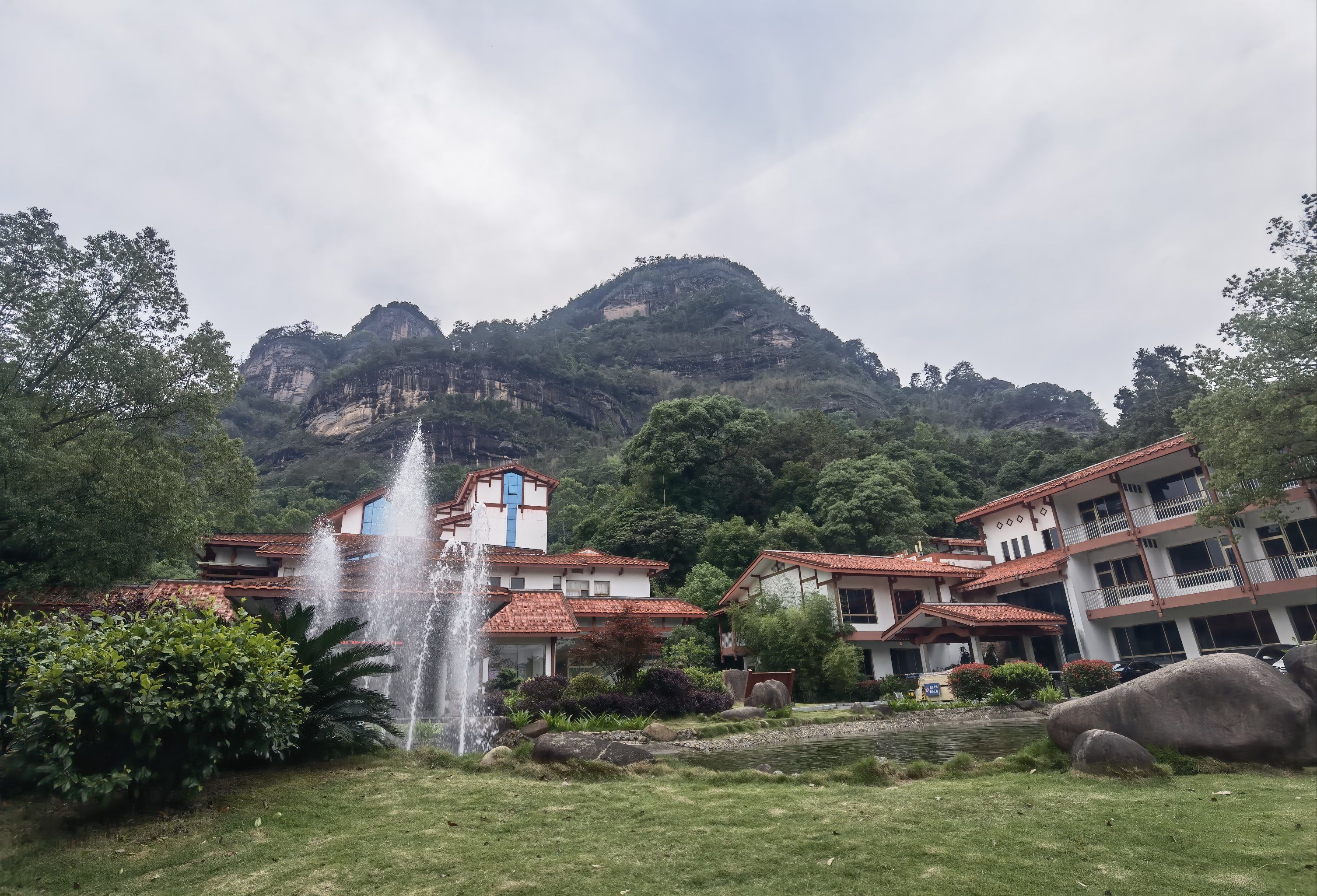 n住在武夷山庄,房间外面就是青葱一片,鸟鸣叫水潺潺,呼吸都恨不得深