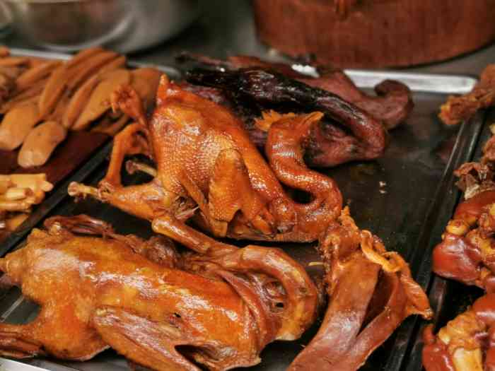 万春老卤(情人街店)-"卤菜味道确实不错,尤其喜欢其中的卤猪蹄,.