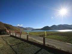 客栈外景-羊卓雍措