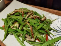 荷兰豆炒菌菇丝-云海肴云南菜(正大广场店)