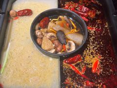 -老牌坊云南鱼豆花火锅(爱建店)