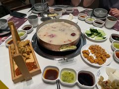 -洪氏嗨捞·广东猪肚鸡·椰子鸡火锅(西咸万象城店)