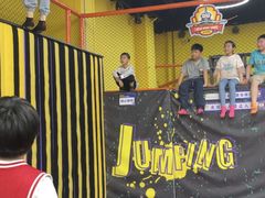 -爱蹦iBOON蹦床运动馆(江汉店)