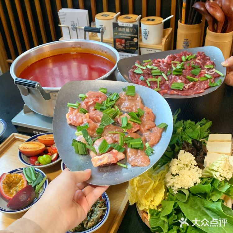 在大理喜洲!几十种现舂佐料火锅 酸汤火锅?