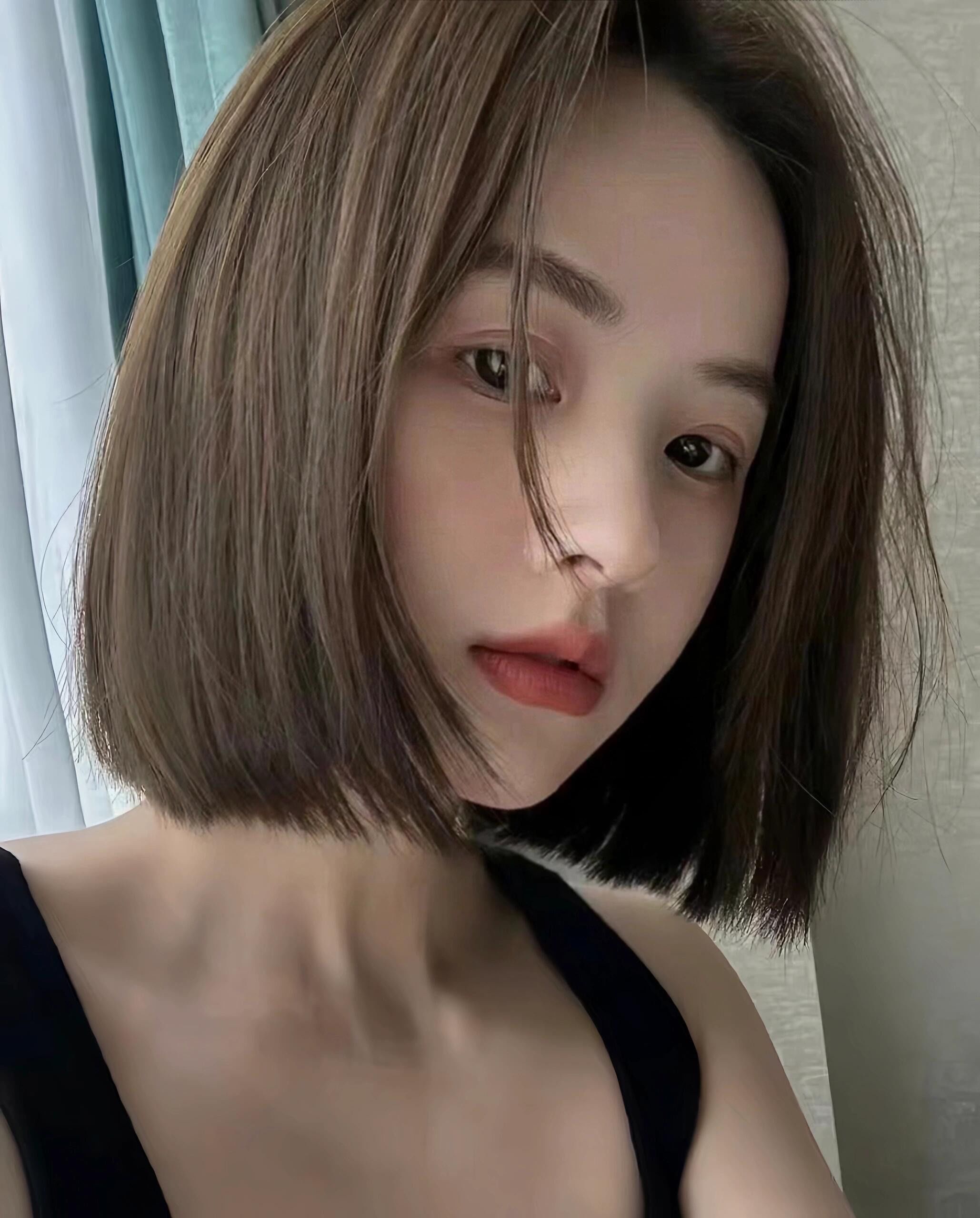 它将棕色与灰色相结合,为头发带来一种深色调的榛果色,同时又带有灰色