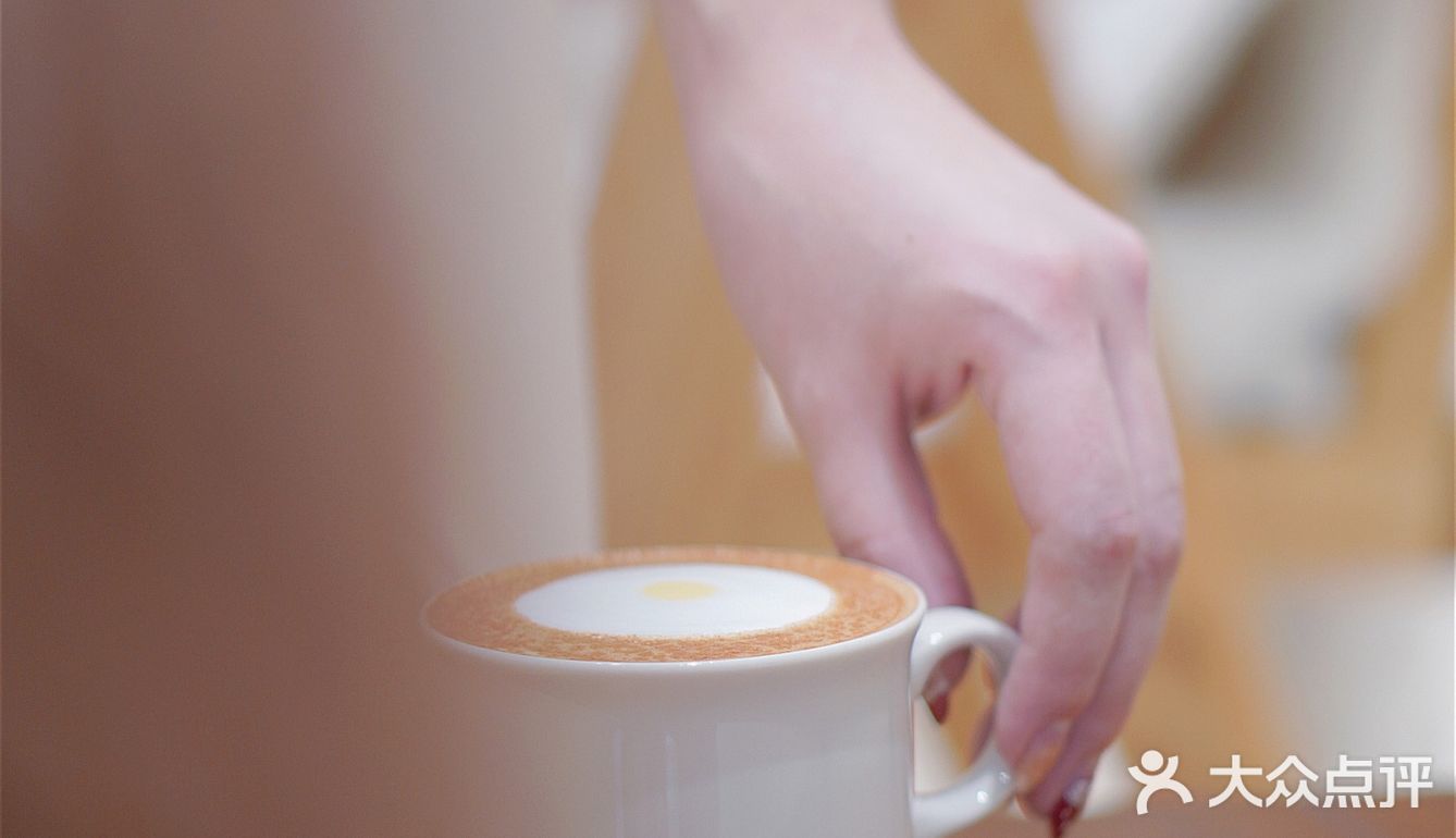 洞穴式纯白咖啡店｜滤镜我要的白是温柔的白